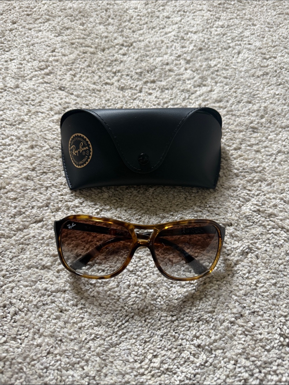 Ray-Ban Women’s Tortoiseshell Frame with Brown Gradient Lenses